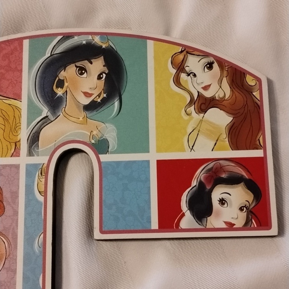 Disney wall decor letter C showing 6 different princesses - Picture 6 of 8